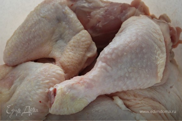 Цыпленка помыть и нарубить порционными кусками. Цыпленка помыть и нарубить порционными кусками.