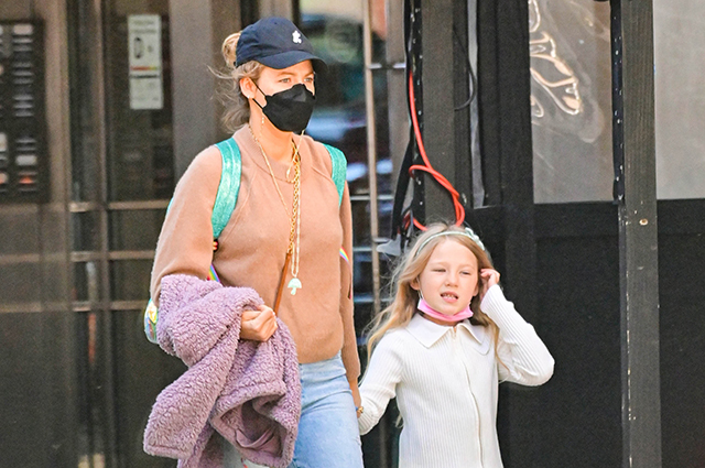 Блейк Лайвли на прогулке со старшей дочерью Джеймс в Нью-Йорке