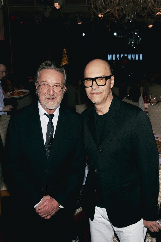 Ценный подарок: Юлия Снигирь, Виктория Толстоганова и Стася Милославская