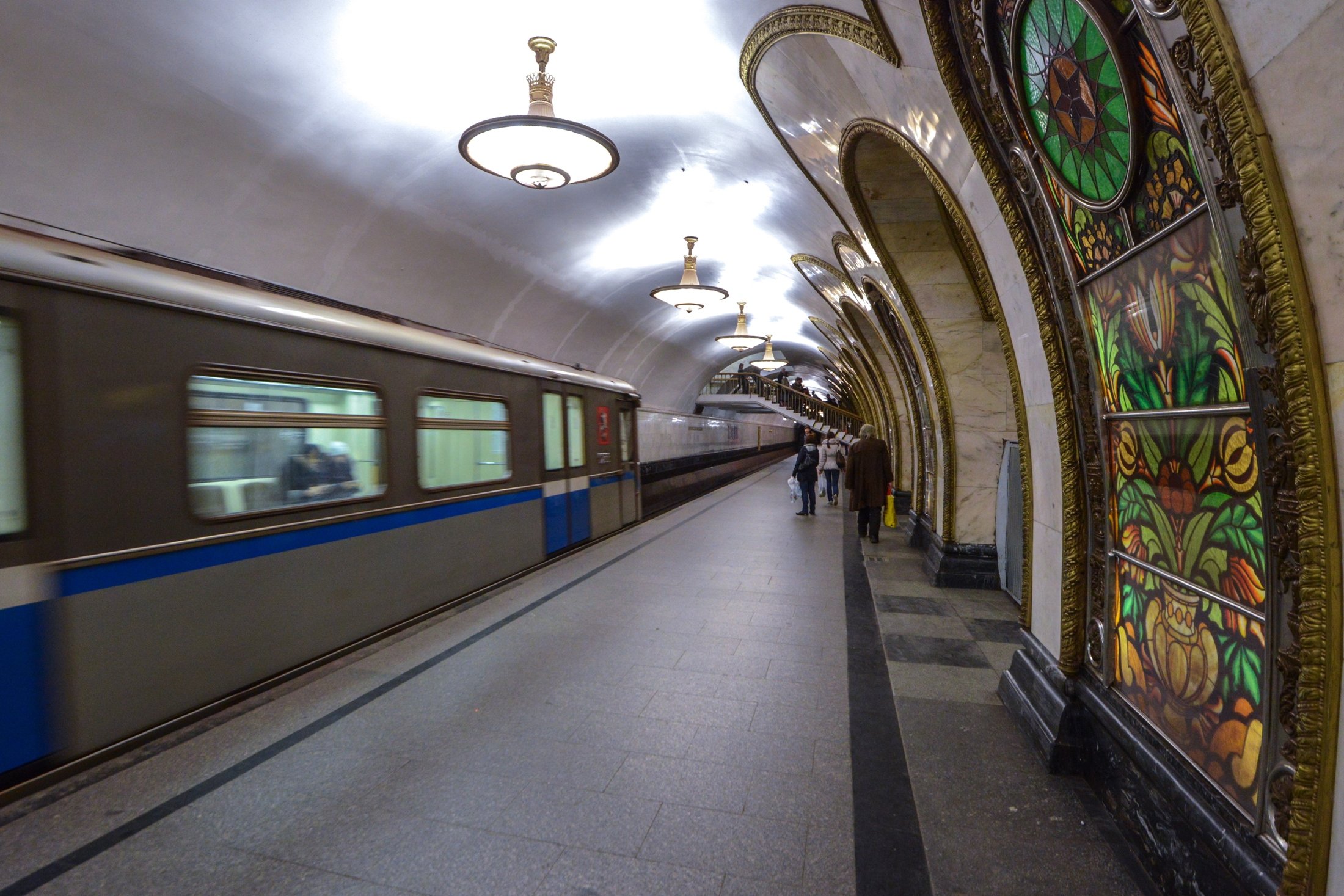 М новослободская метро. Новослободская метро платформа. Станция новослободская кольцевая. Новослободская. Метро новослободская вестибюль.