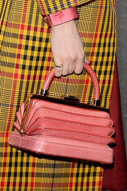 Яркие цвета и модный казус: новые образы Энн Хэтэуэй из промотура Яркие цвета и модный казус: новые образы Энн Хэтэуэй из промотура звездный стиль