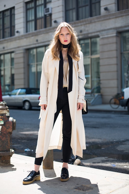 Carolina Engman в джинсах, белом пальто и тонким шарфиком на шее