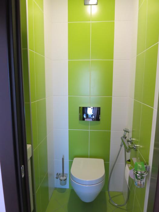 Салатово-зеленая плитка в туалете