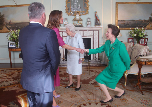 Королева Рания с мужем и сыном встретились с Елизаветой II и принцессой Анной Королева Рания с мужем и сыном встретились с Елизаветой II и принцессой Анной Монархи / Британские монархи