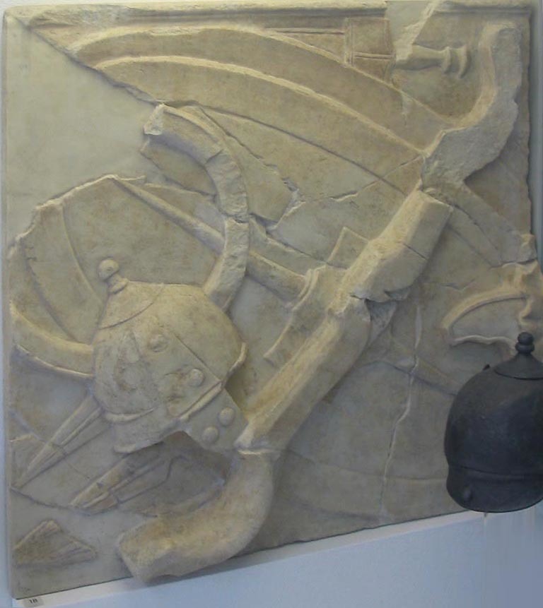 ​Фриз с галатскими трофеями из пропилона Пергамской библиотеки, II век до н. э. На нём изображены кельтские щиты и шлем конической формы с украшениями в форме рогов, мечи, копья, а также дышло колесницы. Пергамский музей, Берлин - Кельты на Балканах | Военно-исторический портал Warspot.ru