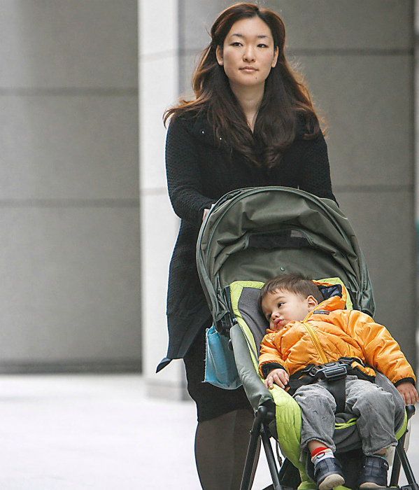 Мать-одиночка в Японии. | Фото: The Korea Times.