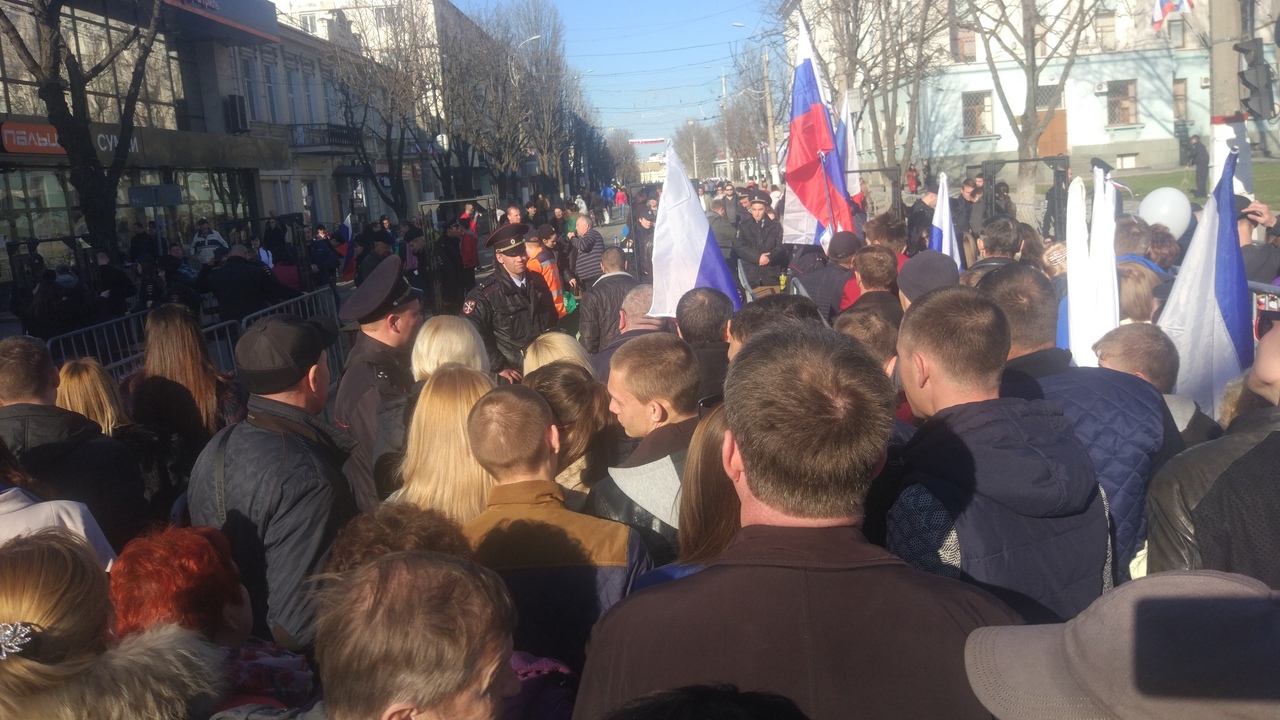 Симферополь сейчас сегодня. События 26 февраля 2014 года в Крыму. Митинг в Симферополе 26 февраля 2014 года. Новости Симферополя вчера. Как севастопольцев встретил Симферополь 26 февраля 2014 года.