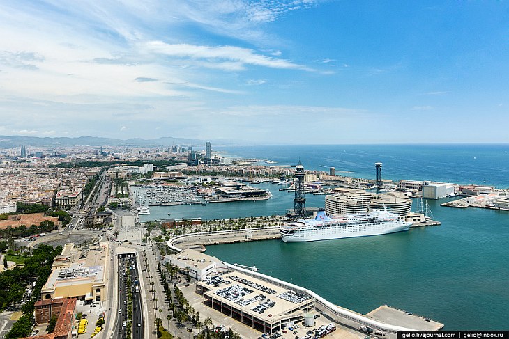 Барселона расположена на берегу Средиземного моря в 120 км от границы Франции