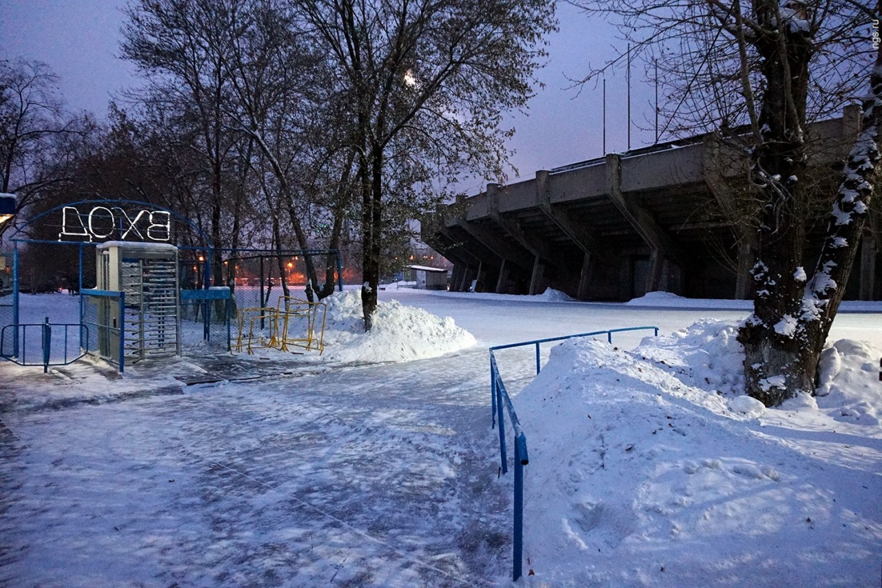 Катков красноярск. Каток Сибиряк Красноярск. Красноярск каток на Горького. Красноярск каток Центральный район Лебедева. Где можно покататься в Красноярске.