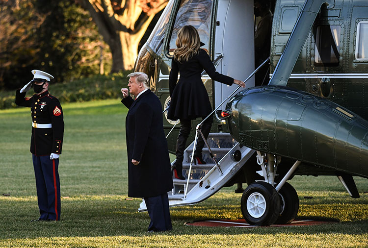 Каникулы в тепле: Дональд и Мелания Трамп покинули Белый дом и отправились во Флориду Каникулы в тепле: Дональд и Мелания Трамп покинули Белый дом и отправились во Флориду Звезды,Звездные пары