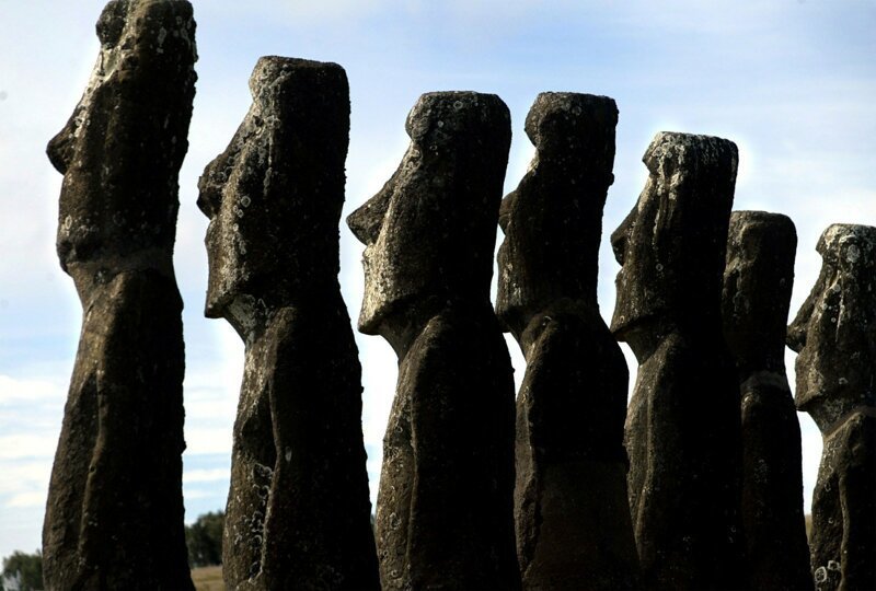 Моаи - каменные монолитные статуи, изготовленные аборигенами острова между 1250 и 1500 годами вред, моаи, остров пасхи, путешествия, туризм, турист, угроза