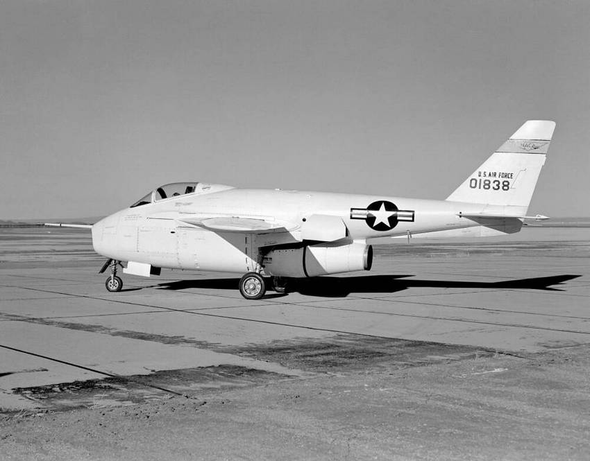 Экспериментальный самолет с крылом изменяемой геометрии Белл Х-5, сделанный в США на базе немецкого проекта Мессершмитт Р.1011