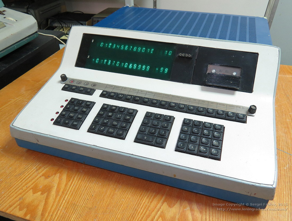«Электроника 25» — радиоприемник с электронными часами, 1984 год.