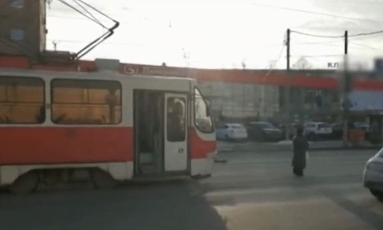 Женщина стояла перед трамваем живым щитом полчаса. Фото: тг-канал Нижний №1