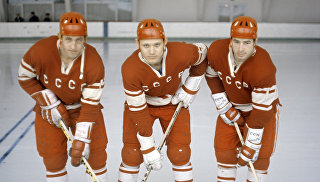 Члены сборной СССР по хоккею с шайбой (слева направо): Борис Михайлов, Владимир Петров и Валерий Харламов