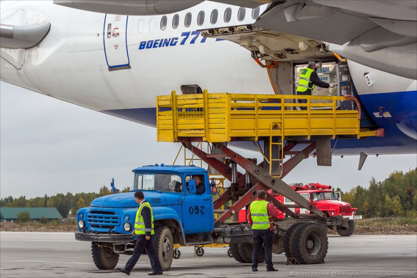 Обслуживание самолета на перроне Boeing 777, авиация, петропавловск-камчатский, елизово