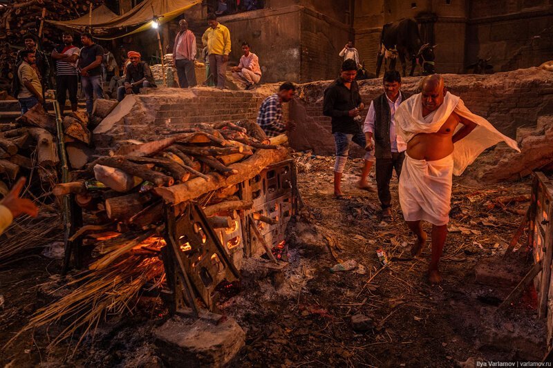 Варанаси: индийская столица смерти Варанаси, можно, берегу, садху, чтобы, Ганга, очень, сразу, костры, ктото, просто, трупы, поэтому, сжигают, кремации, которые, несколько, здесь, могут, смерти