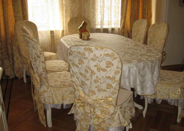 Праздничное оформление стола кухни в классическом стиле гармонично дополнят чехлы для стульев, выполненные в одной дизайнерской концепции со скатертью