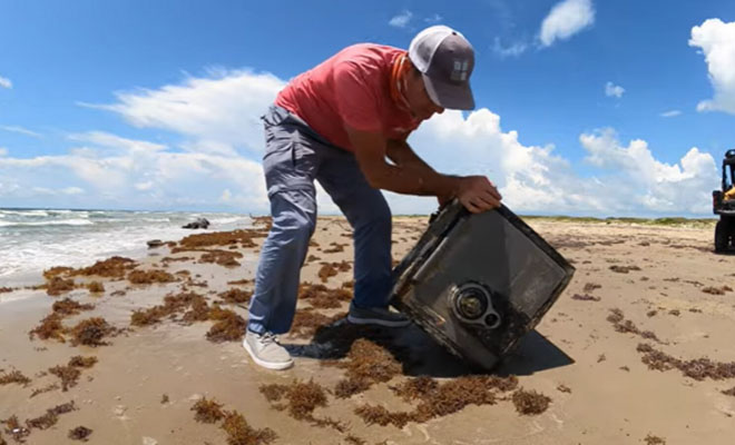 Не берет лом и пила: люди попытались вскрыть странный сейф, который выбросило на пляж 