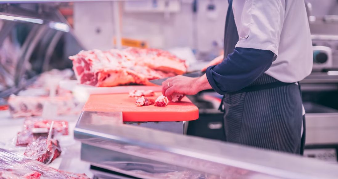 Британские супермаркеты начали нанимать «сторожей за мясом» из-за краж на фоне кризиса
