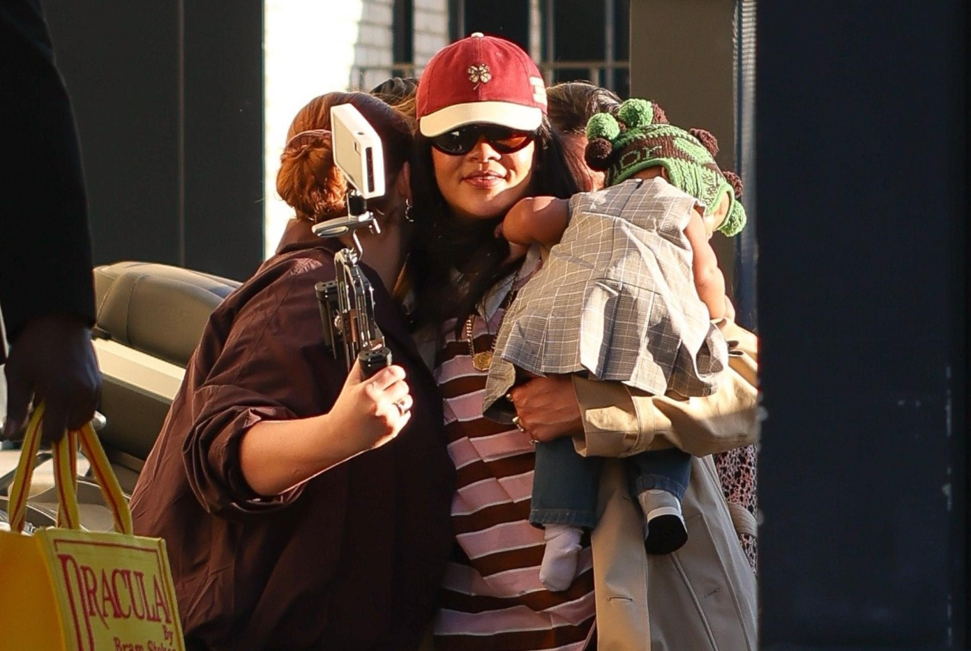 Икона стиля с пеленок: Рианну впервые заметили с шестимесячной дочерью Rocky, Рианна, певица, артистки, отдыхает, которую, бренда, появилась, долларов, вместе, полосатую, время, интервью, впервые, стала, Рокки, беременности, рождения, джинсы, 2025го