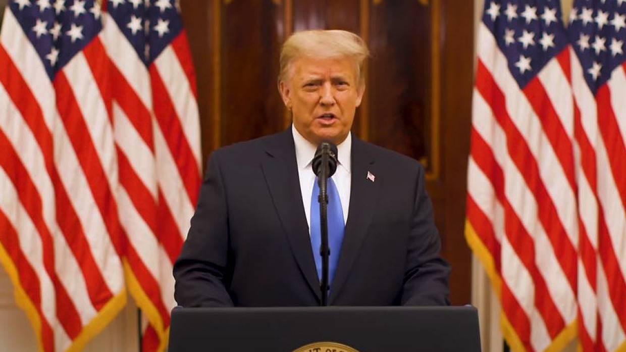 Трамп обвинил Twitter и Facebook в ангажированности и назвал их позором США