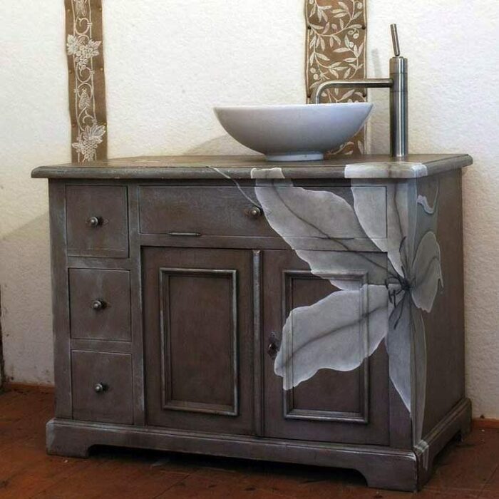 Преображение старой мебели в стильный предмет интерьера: советы и идеи