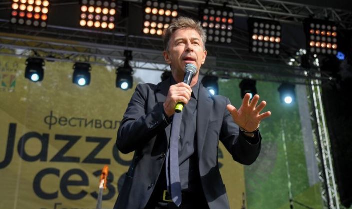 Сюткин рассказал, как артисты зарабатывают на онлайн-корпоративах Сюткин рассказал, как артисты зарабатывают на онлайн-корпоративах Шоу бизнес