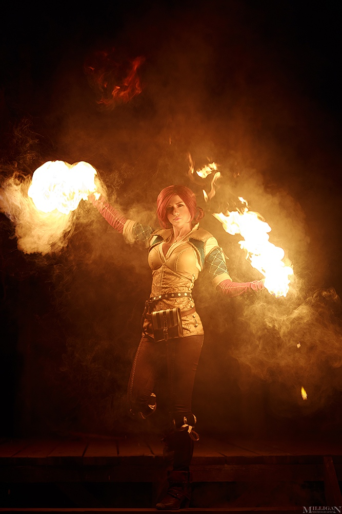 Косплей на могущественных красавиц-магичек Трисс и Йеннифэр из вселенной "The Witcher" Косплей на могущественных красавиц-магичек Трисс и Йеннифэр из вселенной "The Witcher" Игры,косплей