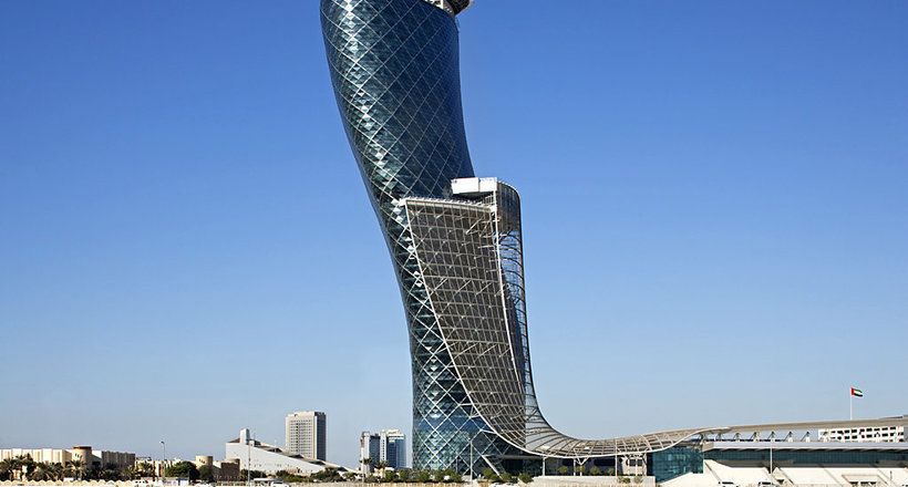 Вопреки законам притяжения: как удалось построить небоскреб под таким углом