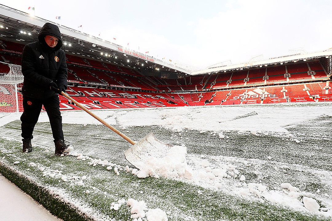 Работник стадиона в Манчестере очищает снег с газона перед началом очередного матча Чемпионата Англии. Фото: REUTERS