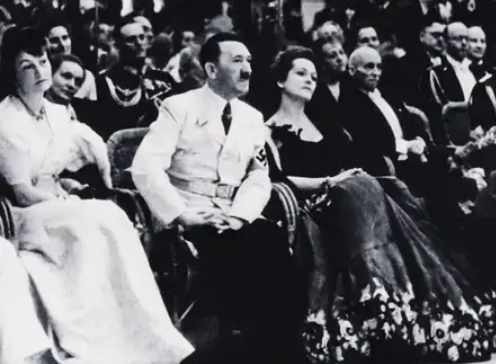 Гитлер, Чехова, театр