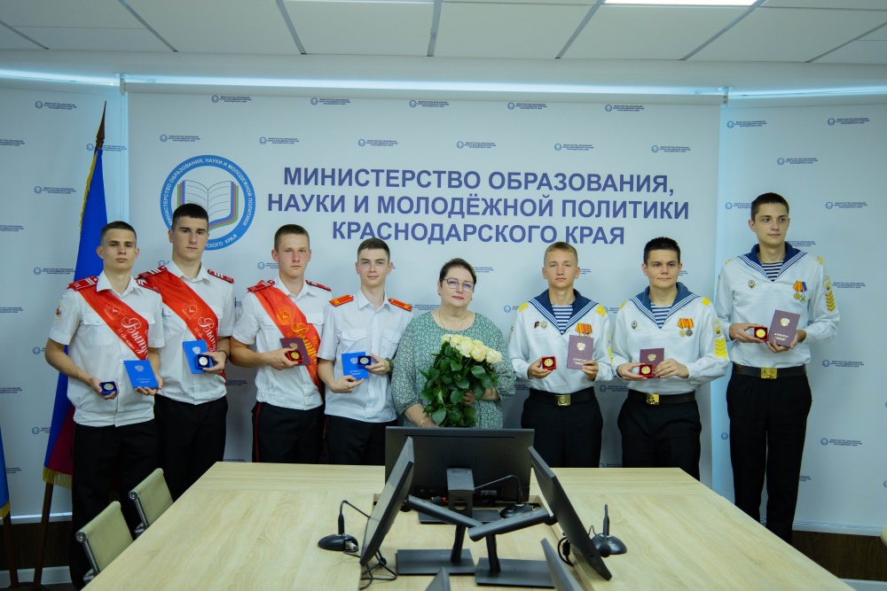 Золотые и серебряные медали вручили выпускникам кадетских корпусов Краснодарского края