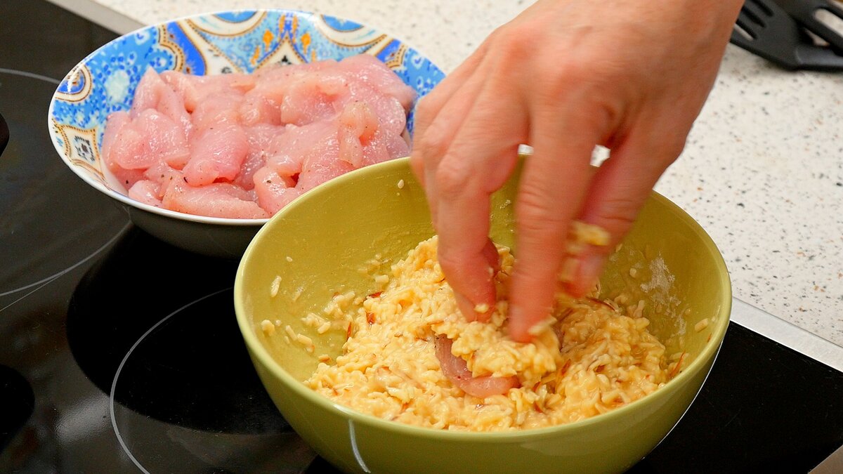 Куриное мясо в трёх видах кляра: из колбасного сыра, крабовых палочек и колбасы блюда из курицы