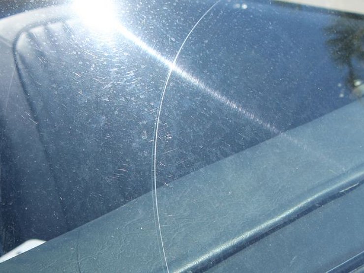 Как быстро и дешево избавиться от мелких царапин на лобовом стекле