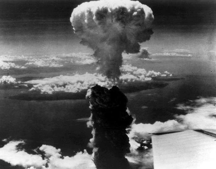 Атомная бомба над Нагасаки.