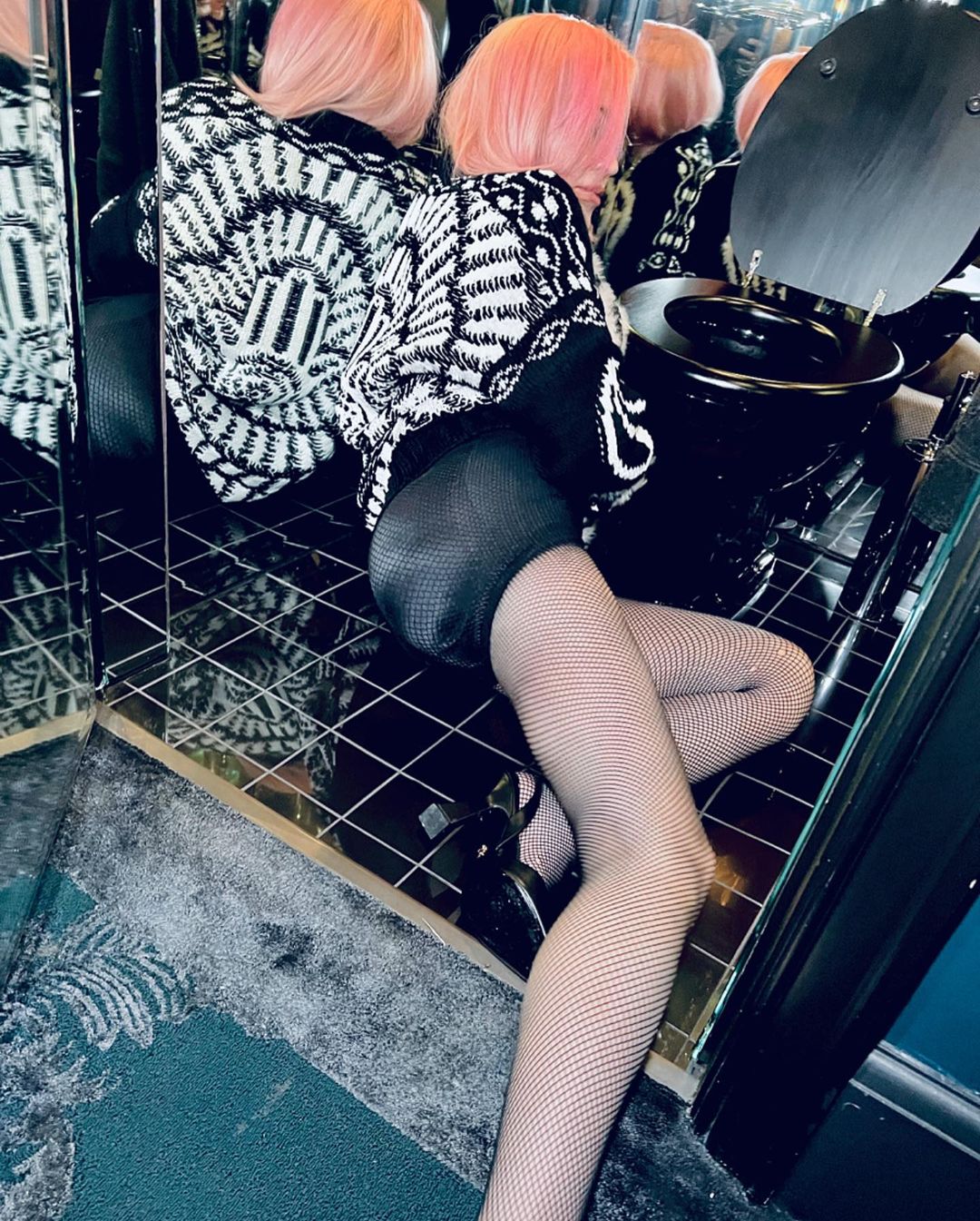 Фото из туалета: новая скандальная фотосессия Мадонны
