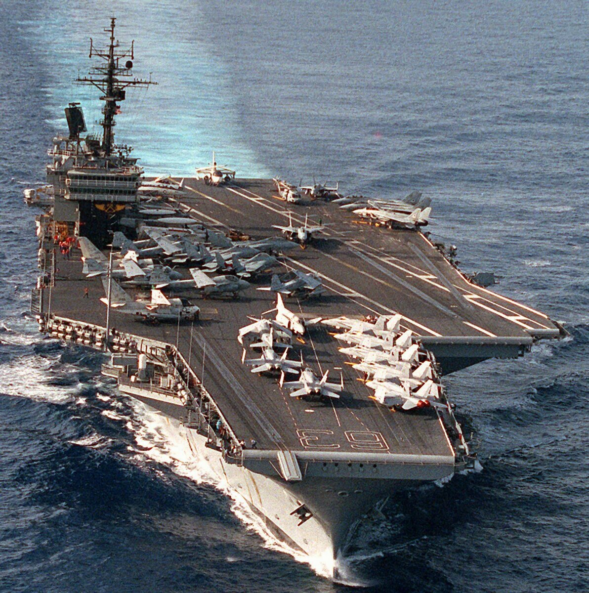От пылающих берегов Вьетнама до бушующих песков Персидского залива авианосец "Китти Хок" был символом американской мощи.
