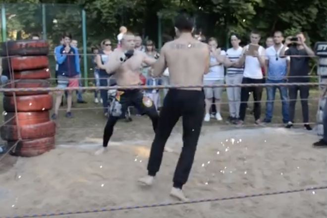 Боец из толпы вышел против профи ММА