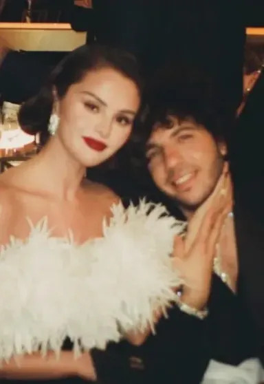 Селена Гомес устроила вечеринку мужу Бенни Бланко на фоне скандала вокруг их семьи Бенни, Гомес, Бланко, БланкоСелена, Friends, ступни, рождения, после, только, этого, Secrets, Селена, грязных, подкасте, камеру, стесняется, босиком, много, признался, ходит