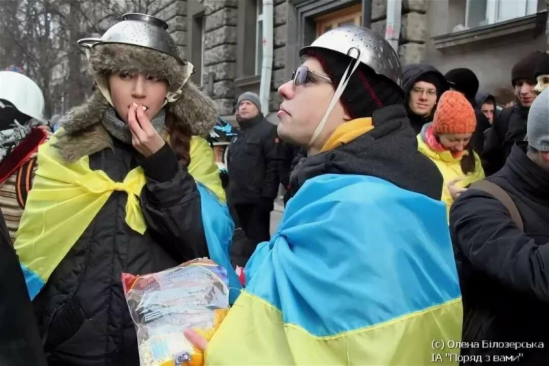 Украинцы безумны. Майдан 2014 кастрюлеголовые. Кастрюля на голове Украина Майдан. Майдан 2014 кастрюли. Кастрюли на Майдане.