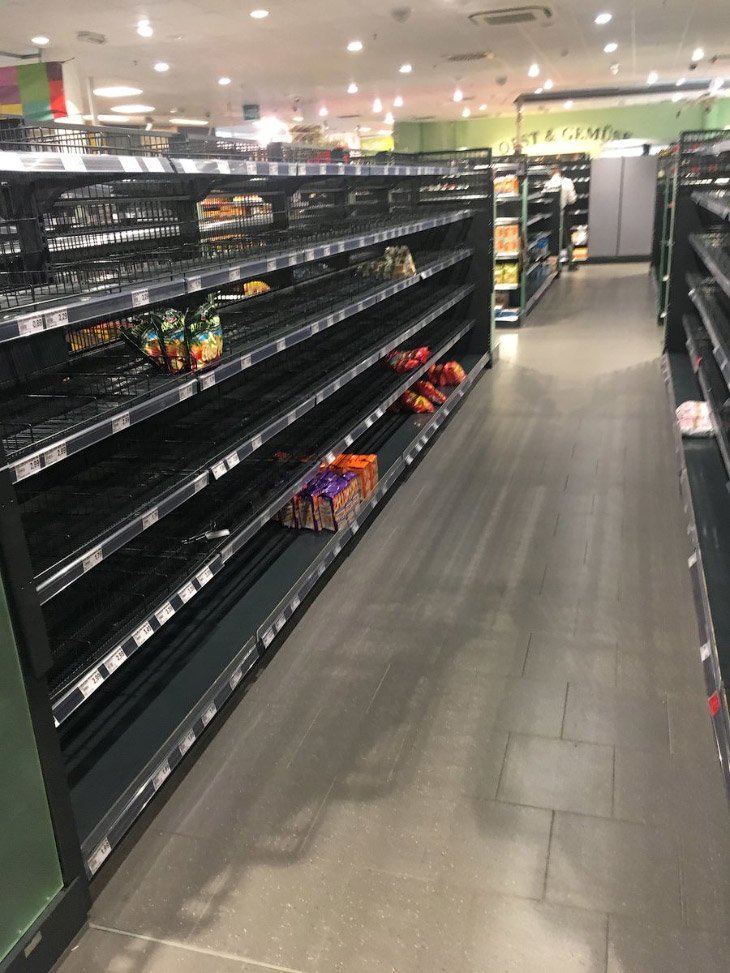Супермаркет в Гамбурге убрал с полок всё иностранное и оставил лишь немецкие продукты гамбург, супермаркет, фоторепортаж