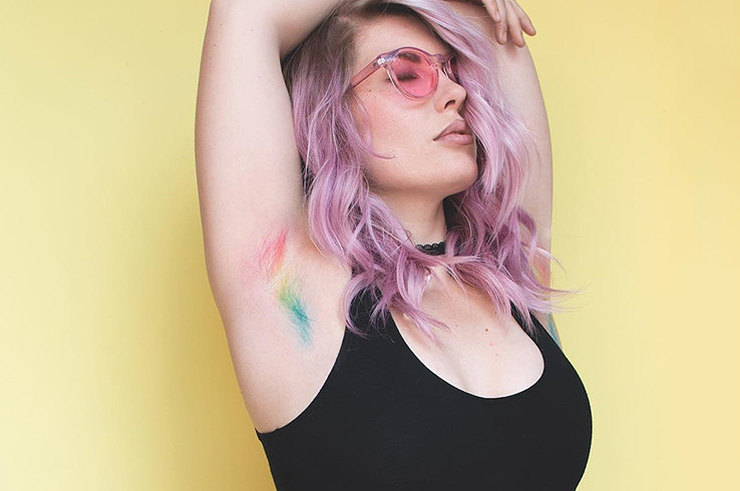 Новый бьюти-тренд тренд — цветные подмышки