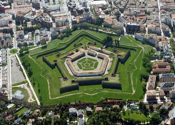 Загадки звездных бастионов, которые сверху выглядят круче, чем с земли 