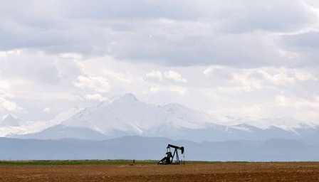 oil derrick can be seen in a field near Denver, Colorado May 16, 2008. REUTERS/Lucas Jackson (UNITED STATES)