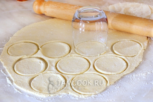 Вырезать из теста кружки