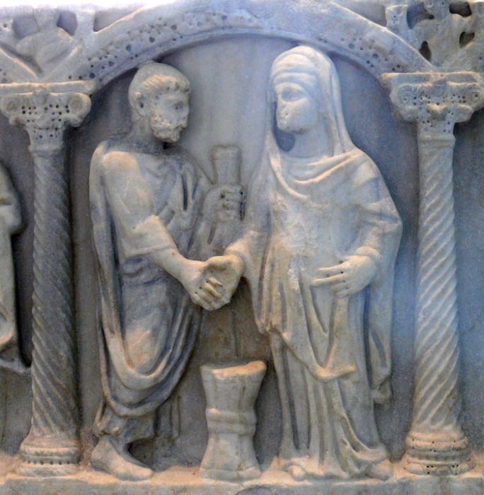 Римская пара, держащаяся за руки. Пояс невесты символизирует, что муж был «опоясан и привязан» к жене (саркофаг IV века).