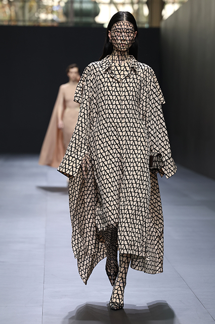 Неделя моды в Париже: Тина Кунаки, Бруклин Бекхэм и Никола Пельтц, Зендая посетили показ Valentino Неделя моды в Париже: Тина Кунаки, Бруклин Бекхэм и Никола Пельтц, Зендая посетили показ Valentino Новости моды