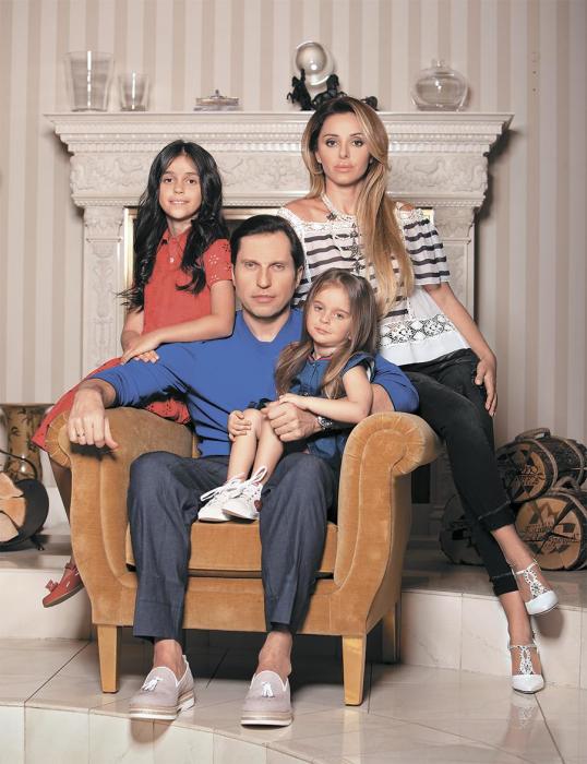 Александр Ревва со своей семьей в загородном доме в Подмосковье.