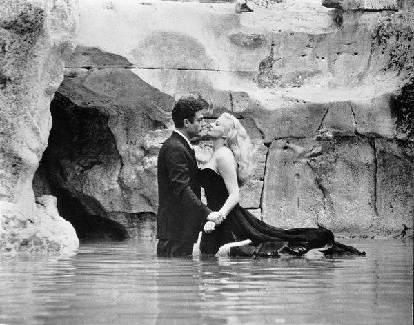 Фонтанная сцена в «Сладкой жизни», 1960 год (Wikimedia / La dolce vita )